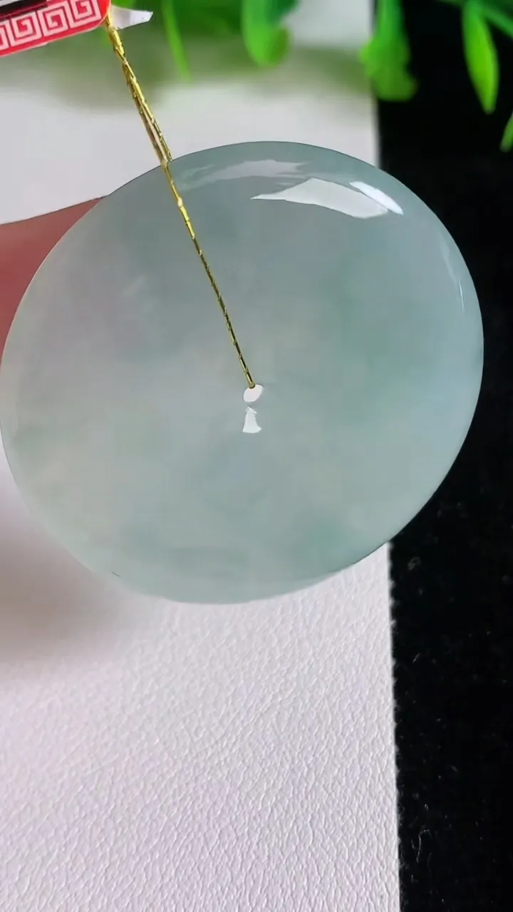 天然A货翡翠平安扣吊坠，尺寸39.7-5.2，重量:18.88g
6月24日