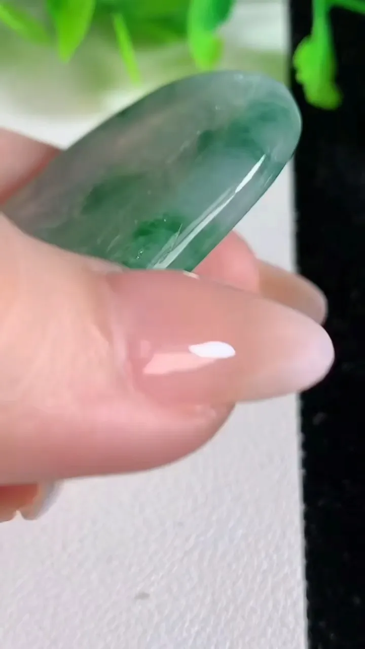 天然A货翡翠观音菩萨吊坠，尺寸63-34.5-5，重:28.00g
6月24日