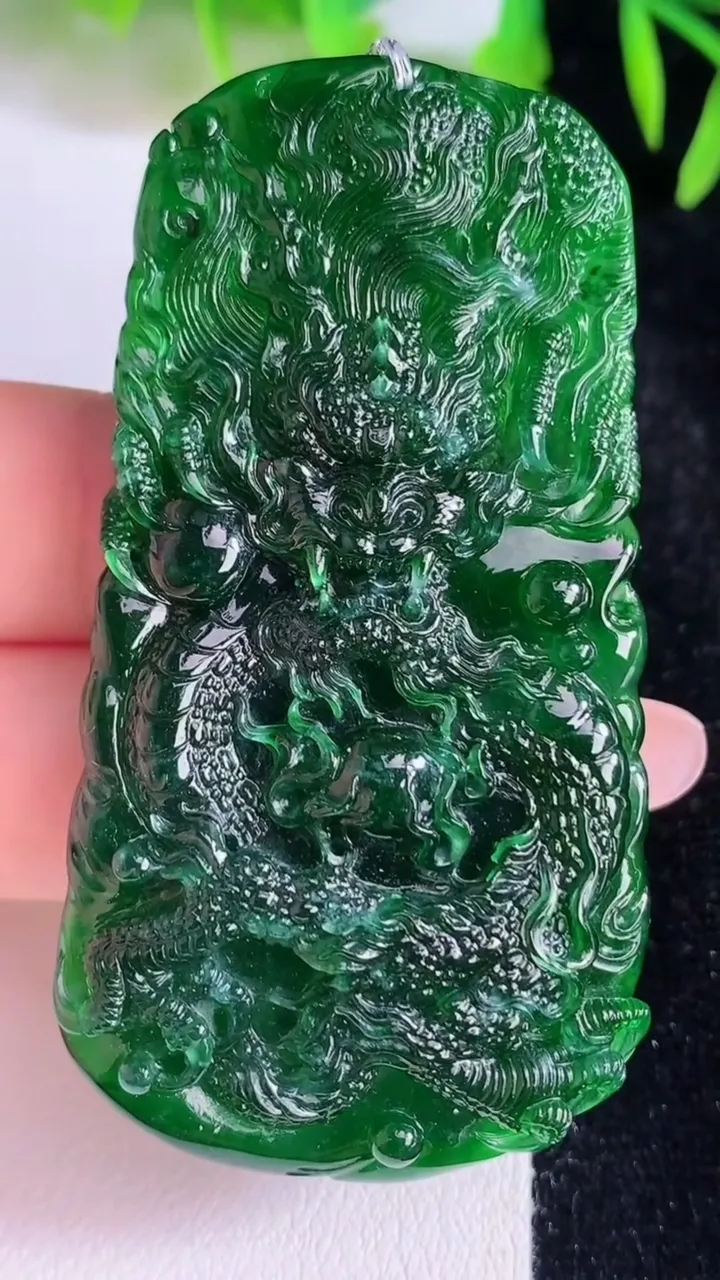 天然A货翡翠龙牌吊坠，尺寸62-33-8.8，重量:26.71g
6月24日