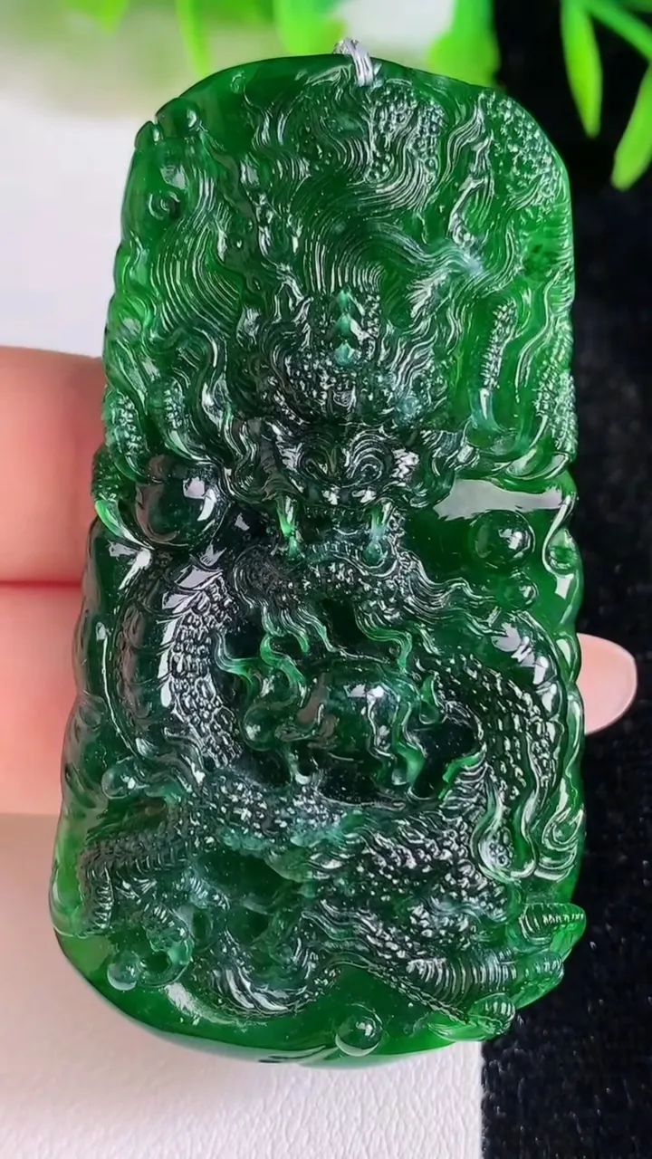 天然A货翡翠龙牌吊坠，尺寸62-33-8.8，重量:26.71g
6月24日