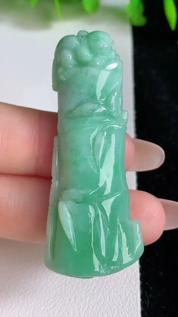 天然A货翡翠节节高升 竹节吊坠，尺寸52.4-21-7，重量:13.54g
6月24日