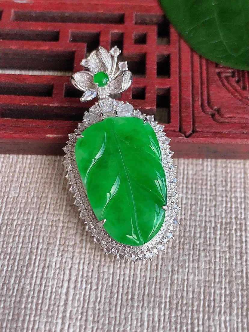 天然A货翡翠18K金伴阳绿叶子金枝玉叶吊坠 尺寸36.7×18×7.8裸石21×13m量5.60g 0622