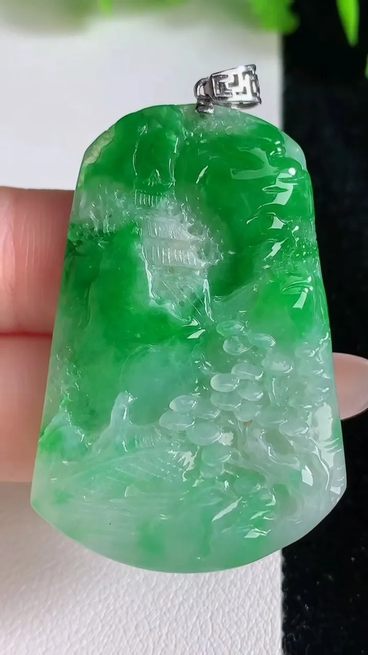 天然A货翡翠山水牌吊坠，尺寸45-30.4-4.6，重量:13.60g
6月24日