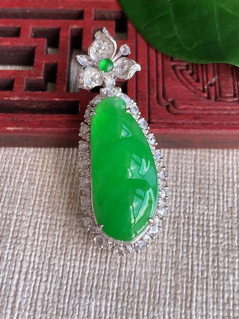 天然A货翡翠18K金伴阳绿四季豆福豆平安豆吊坠尺寸30.6×14.4×11裸石23.5×10.3m量7.28g 0622