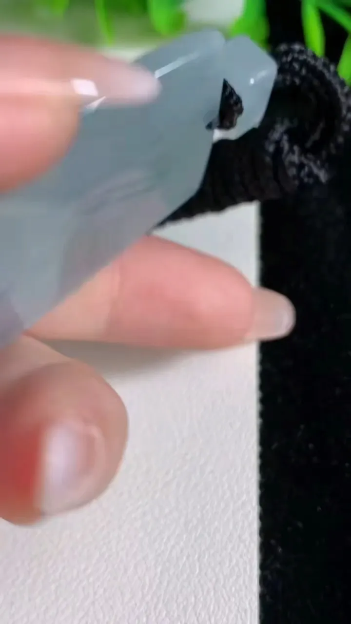 天然A货翡翠观音菩萨吊坠，尺寸61.3-38-5.8，重量:35.45g
6月24日