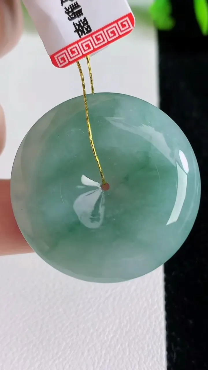 天然A货翡翠飘花平安扣吊坠，尺寸30.6-6，重量:11.13g
6月24日