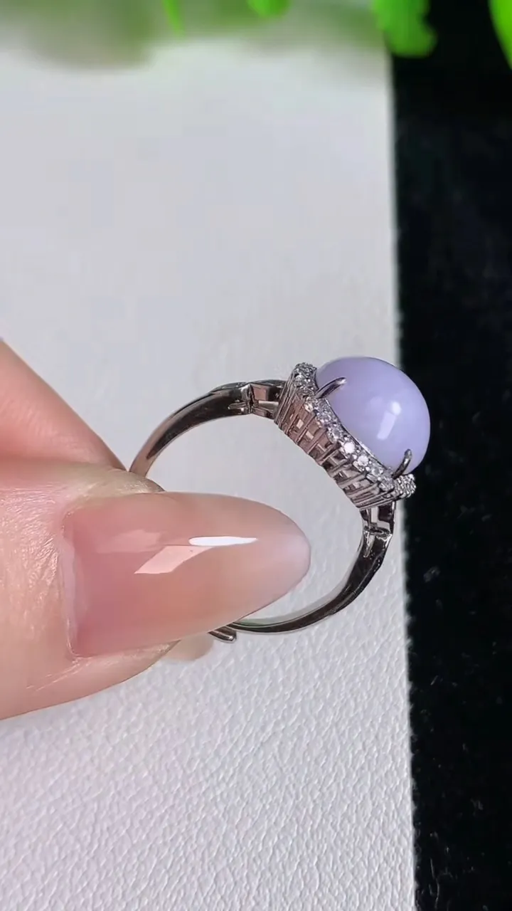 天然A货翡翠925银紫罗兰蛋面戒指，尺寸9@3-10，重量:3.12g2025年6月24日
工厂直销收藏佳品,种好水足，色泽均匀，有种有色，上手高大气！