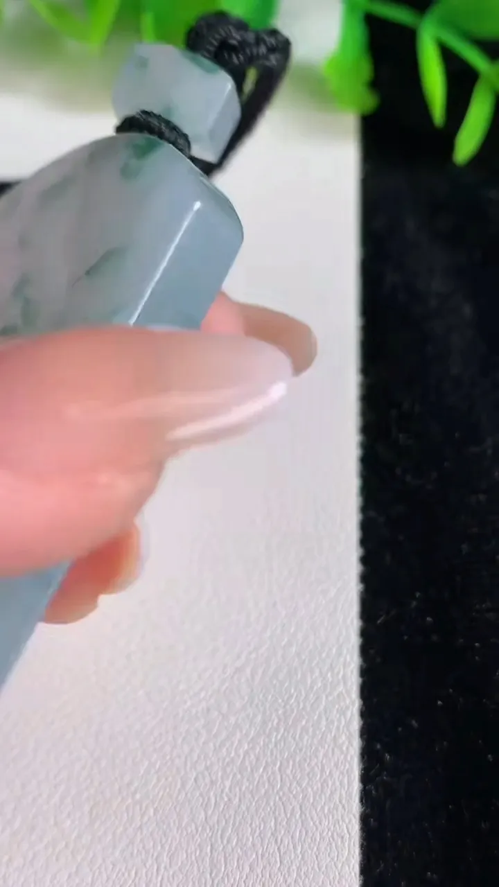 天然A货翡翠飘花无事牌吊坠，尺寸53.4-38.6-5.7，重量:40.00g
6月24日