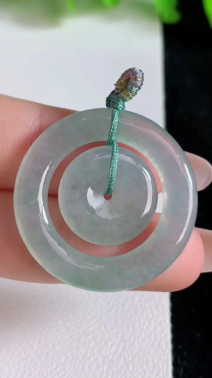 天然A货翡翠飘花母子平安扣吊坠，尺寸28.4-3.3，重量:5.52g
6月24日