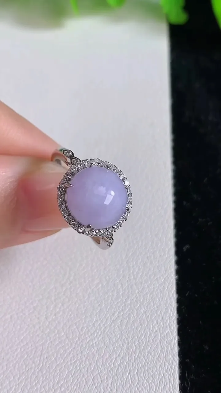 天然A货翡翠925银紫罗兰蛋面戒指，尺寸9@3-10，重量:3.12g2025年6月24日
工厂直销收藏佳品,种好水足，色泽均匀，有种有色，上手高大气！