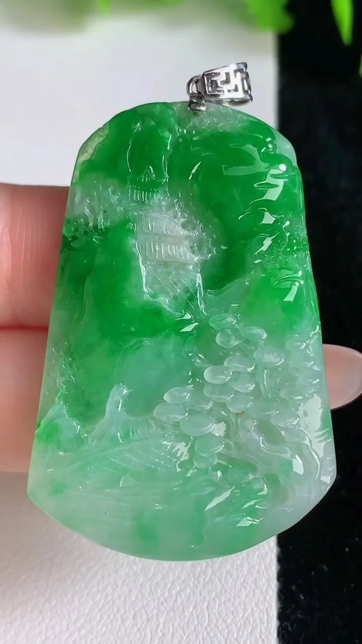 天然A货翡翠山水牌吊坠，尺寸45-30.4-4.6，重量:13.60g
6月24日