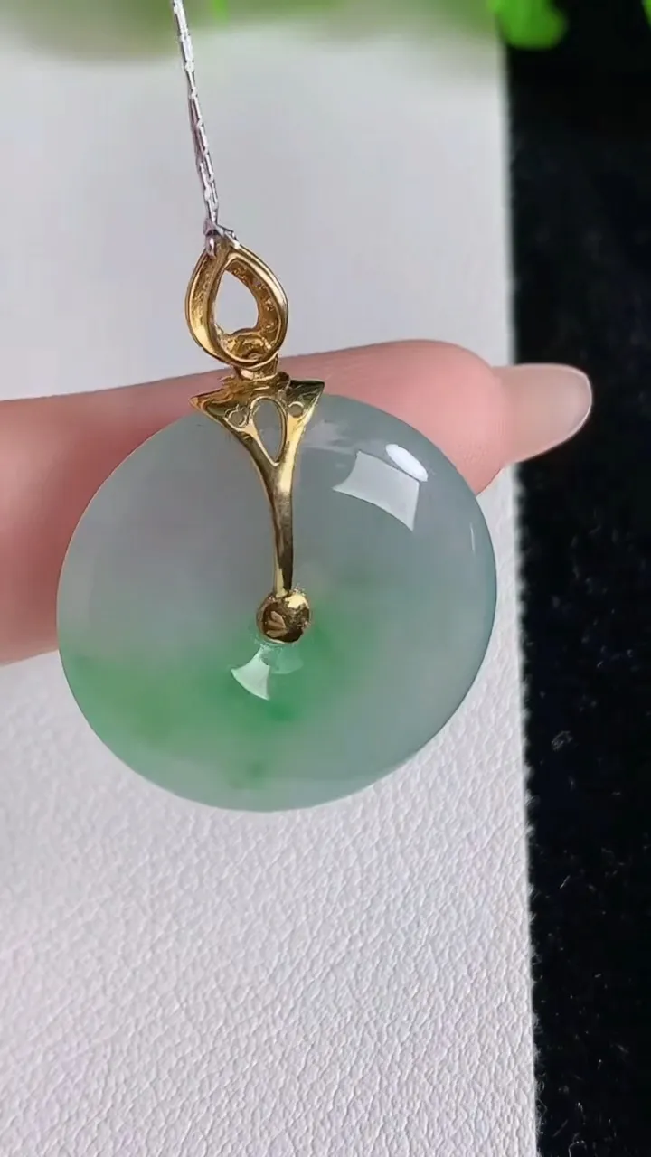 天然A货翡翠平安扣吊坠，尺寸24-5.3，重量:6.55g
6月24日