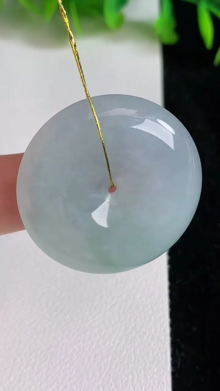天然A货翡翠平安扣吊坠，尺寸32-5.6，重量:12.51g
6月24日