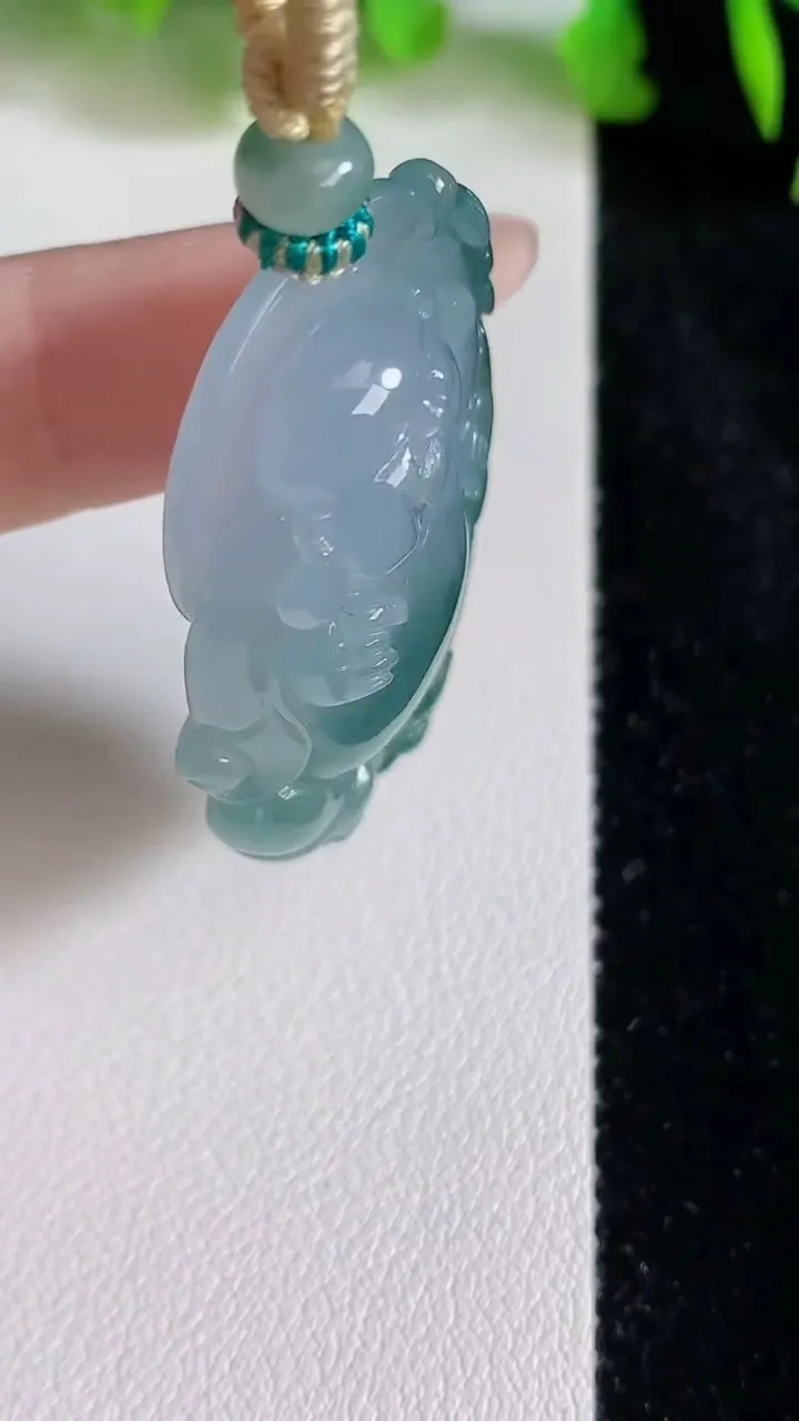 天然A货翡翠冰种飘花逍遥佛吊坠，尺寸43.6-27-9，重量:18.88g
6月24日