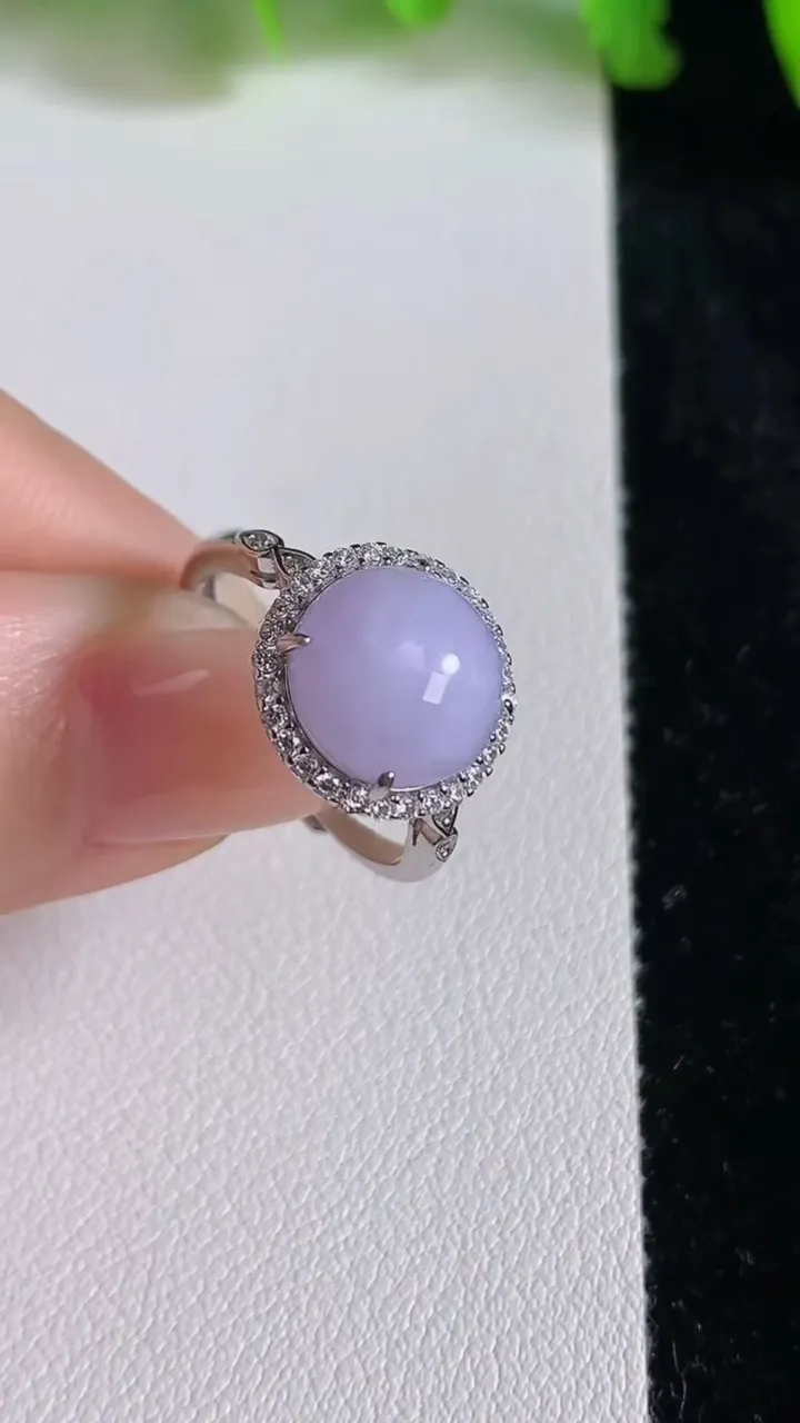 天然A货翡翠925银紫罗兰蛋面戒指，尺寸9@3-10，重量:3.12g2025年6月24日
工厂直销收藏佳品,种好水足，色泽均匀，有种有色，上手高大气！