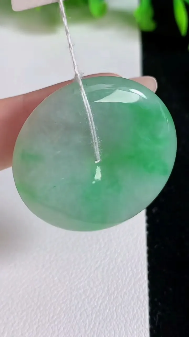 天然A货翡翠平安扣吊坠，尺寸34.3-6，重量:15.52g
6月24日