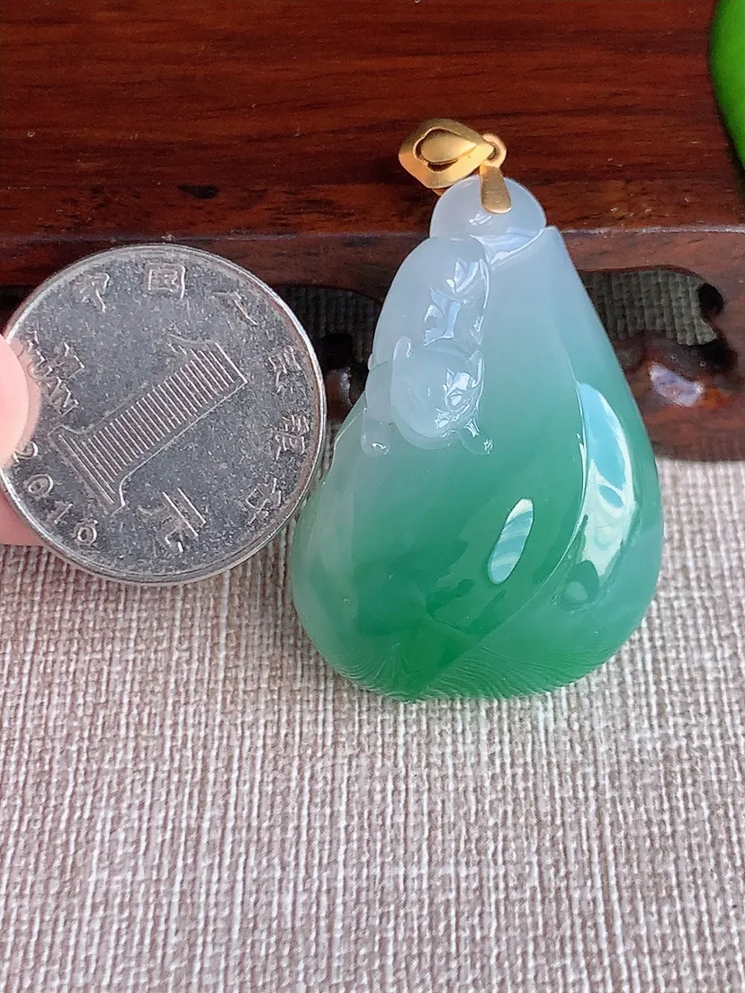 天然A货翡翠18K金扣头飘绿松鼠吊坠尺寸37.5×26.3×11.7m量21.36g 0622
