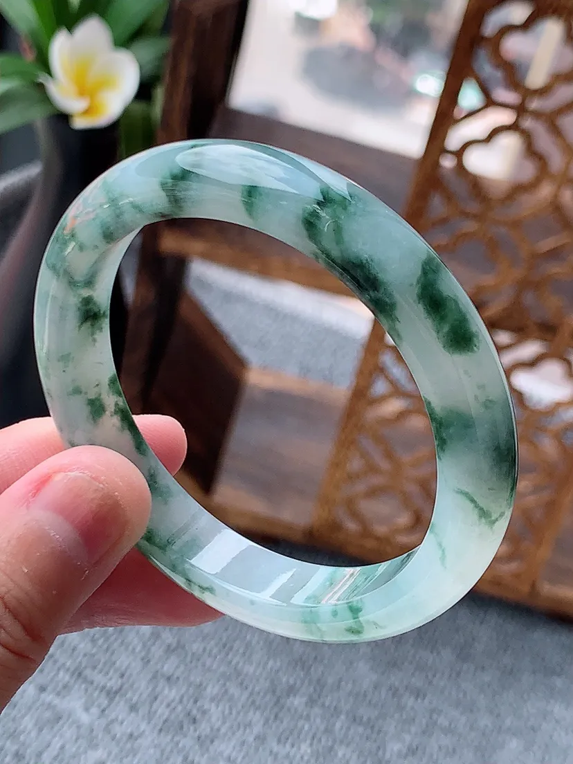 天然A货翡翠飘花正装正圈手镯53-54圈口尺寸53.3×10×7.2mm 重量41.05g 0622