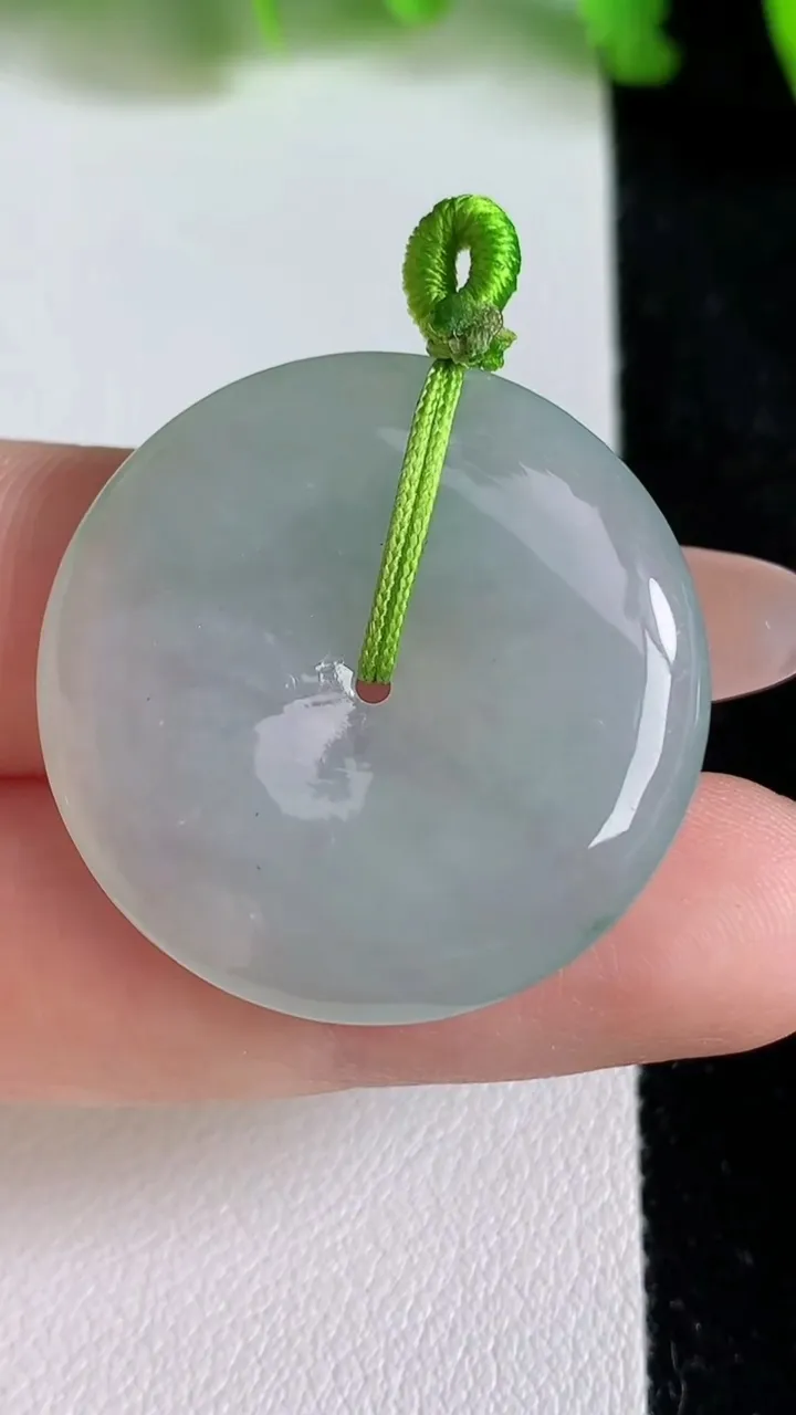 天然A货翡翠飘花平安扣吊坠，尺寸29.4-5.4，重量:10.04g
6月24日