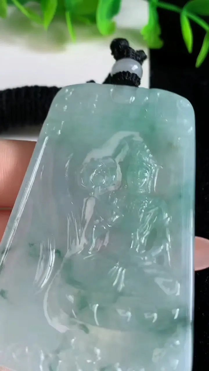 天然A货翡翠大势至观音菩萨吊坠，尺寸66-42.3-4.8，重量:39.50g
6月24日