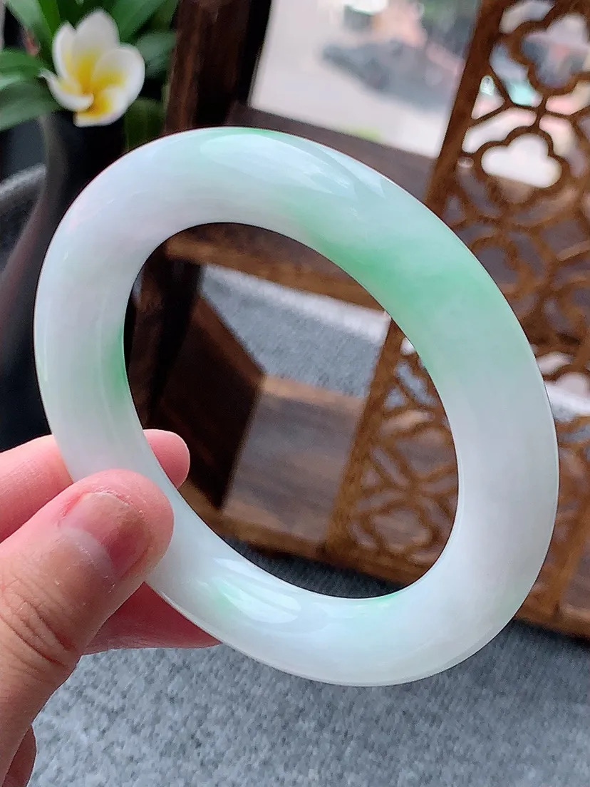 天然A货翡翠飘绿胖圆条手镯56-57圈口 尺寸56.5×11.5mm 重量79.04g 0622