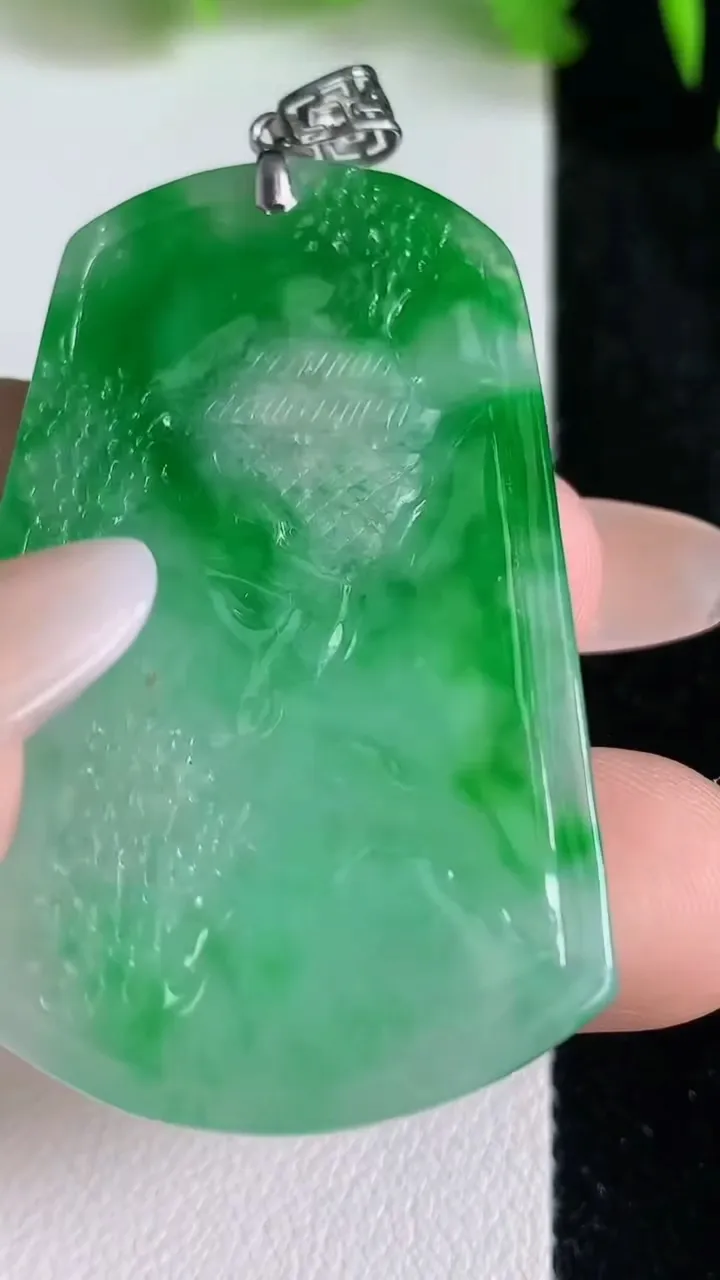 天然A货翡翠山水牌吊坠，尺寸45-30.4-4.6，重量:13.60g
6月24日