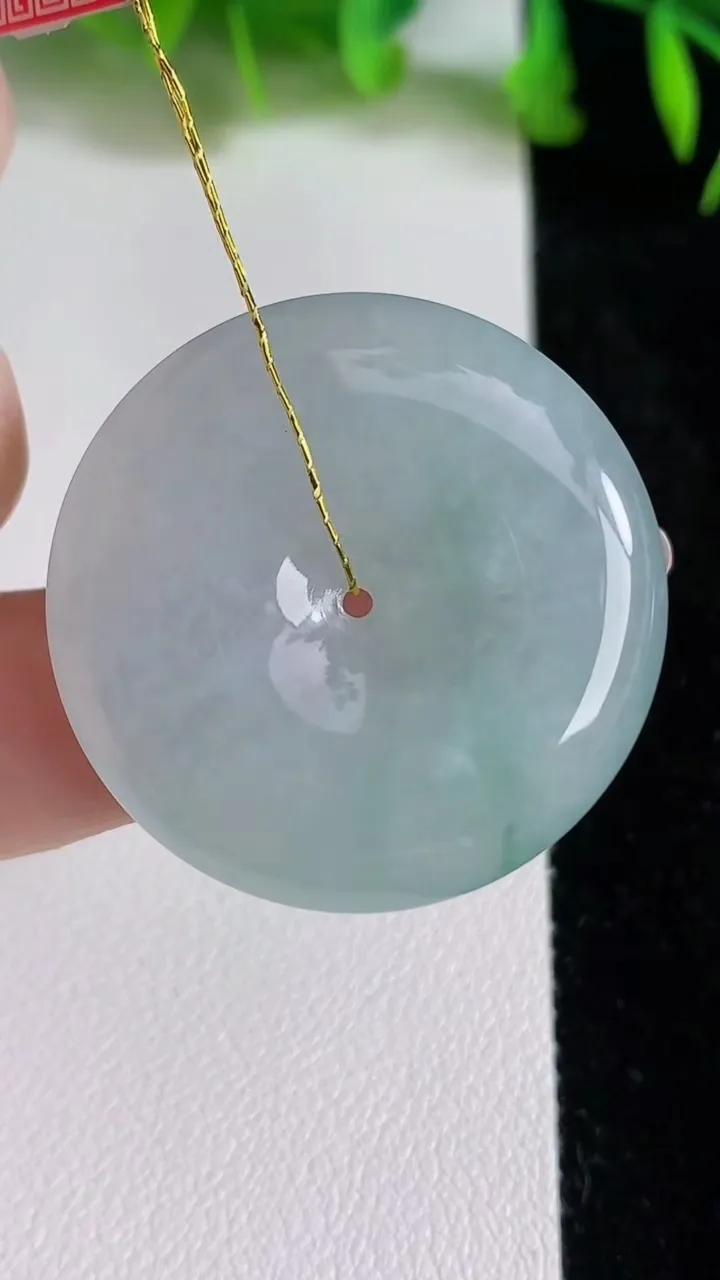 天然A货翡翠平安扣吊坠，尺寸32-5.6，重量:12.51g
6月24日