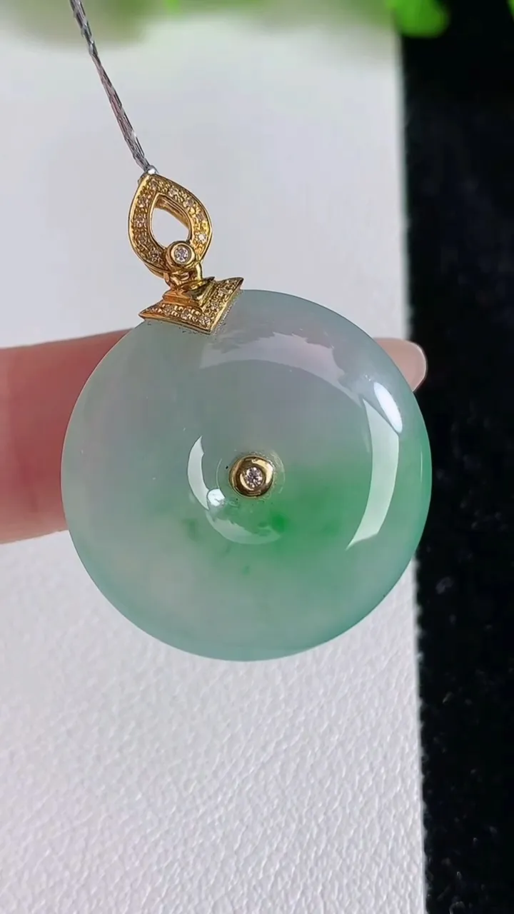 天然A货翡翠平安扣吊坠，尺寸24-5.3，重量:6.55g
6月24日