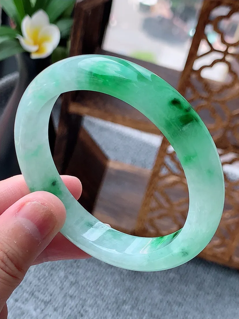 天然A货翡翠飘阳绿正装正圈手镯56-57圈口 尺寸55.6×11.5×8.2mm 重量50.85g 0622