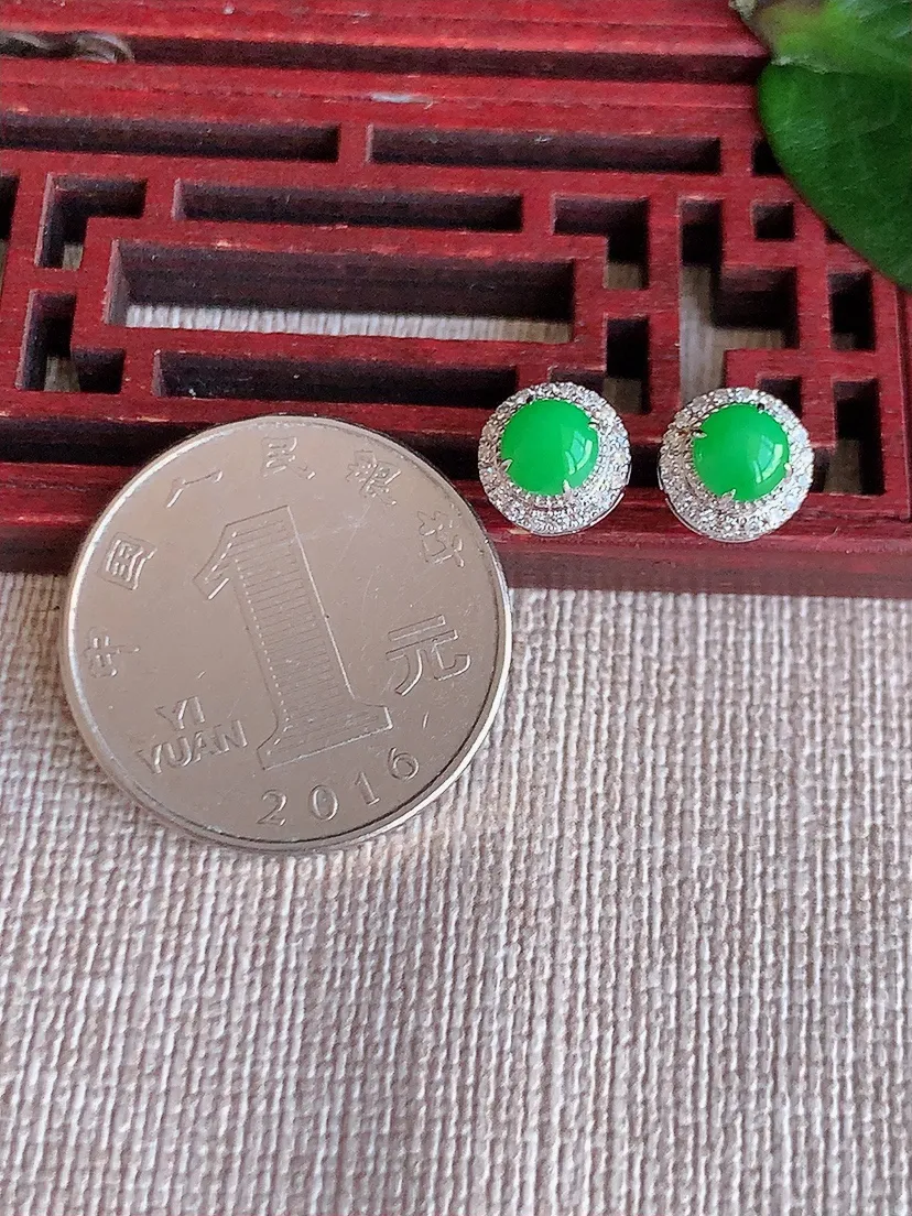 天然A货翡翠18K金伴钻镶嵌满绿蛋面耳钉 尺寸4.7mm 重量1.53g 0622