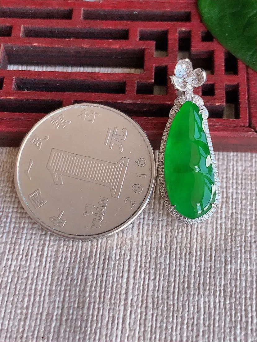 天然A货翡翠18K金伴满绿四季豆福豆平安豆四季豆吊坠尺寸29×10.2×5.7裸石20×8m量3.30g 0622
