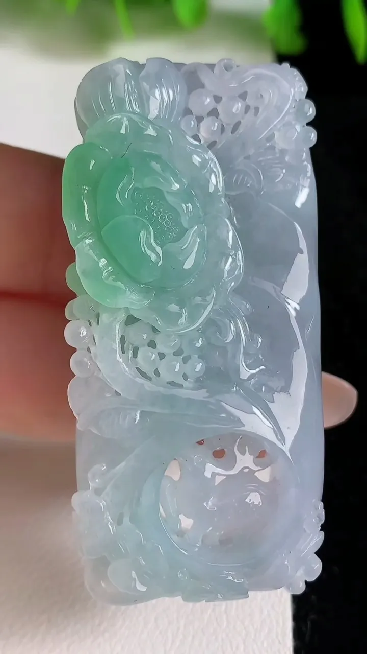 天然A货翡翠花开富贵吊坠，尺寸54.4-25.8-11.6，重量:32.39g
6月24日