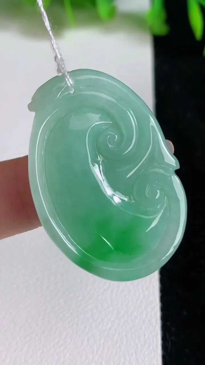 天然A货翡翠如意吊坠，尺寸35.7-23.3-6.7，重量:12.00g
6月24日