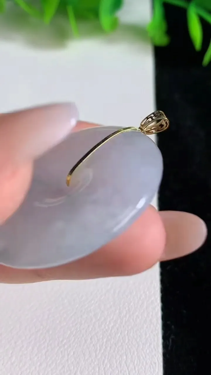 天然A货翡翠18k金飘花平安扣吊坠，尺寸34-6，重量:15.71g
6月24日
