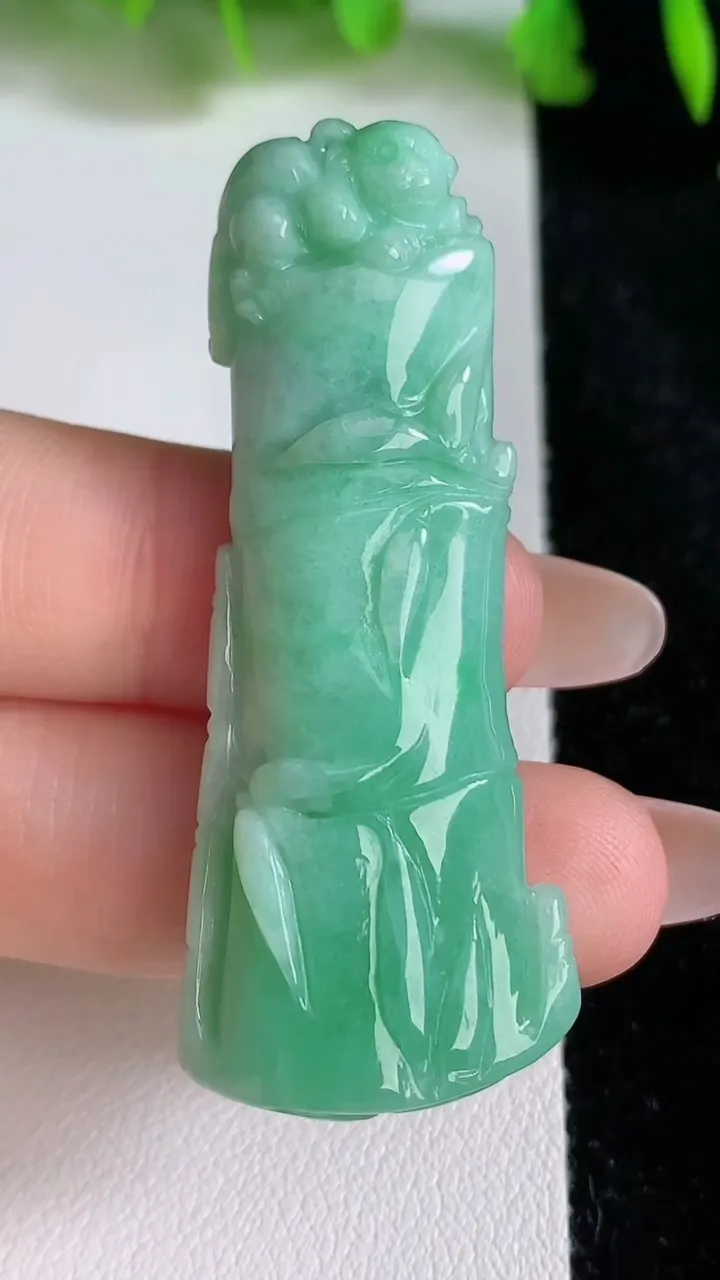 天然A货翡翠节节高升 竹节吊坠，尺寸52.4-21-7，重量:13.54g
6月24日