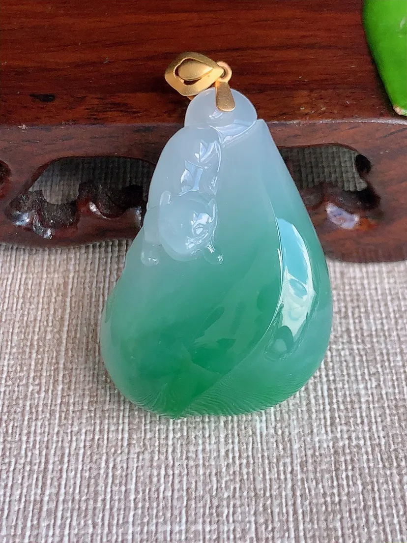 天然A货翡翠18K金扣头飘绿松鼠吊坠尺寸37.5×26.3×11.7m量21.36g 0622