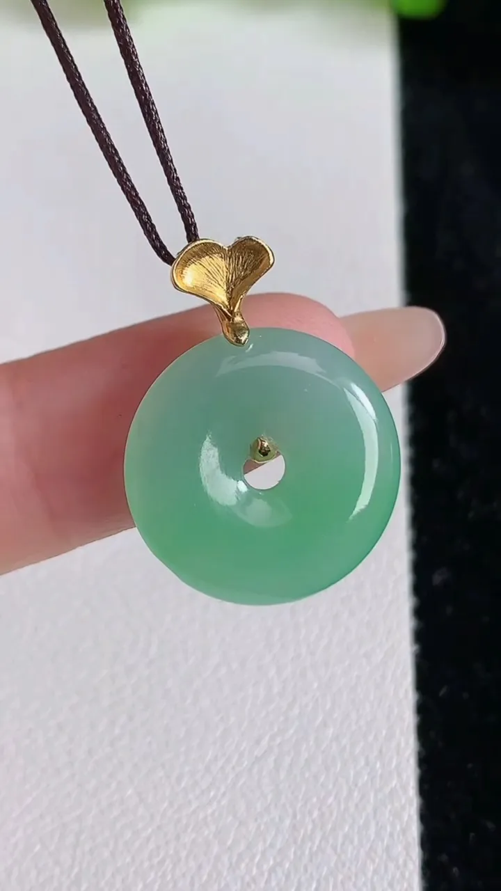 天然A货翡翠平安扣吊坠，尺寸17.3-3.6，重量:2.70g
6月24日