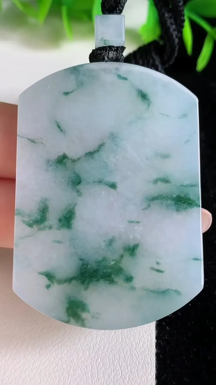 天然A货翡翠飘花无事牌吊坠，尺寸53.4-38.6-5.7，重量:40.00g
6月24日