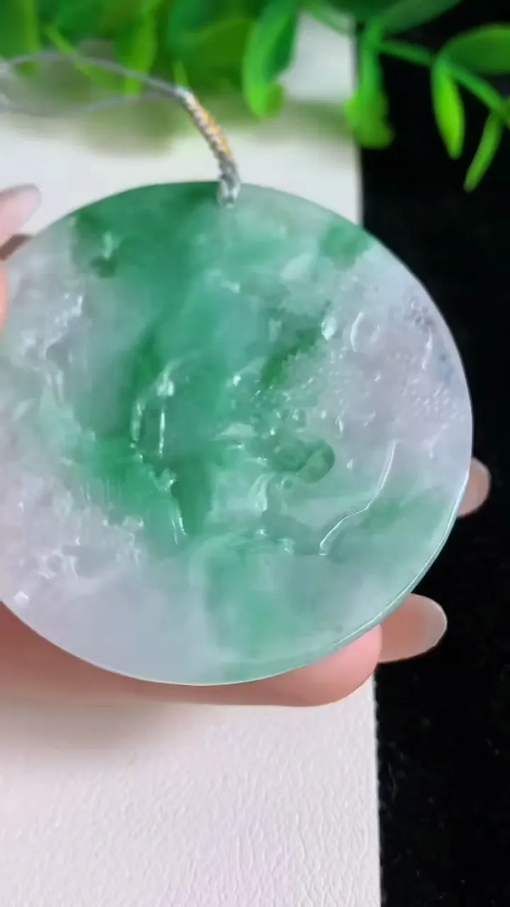 天然A货翡翠山水牌吊坠，尺寸51-5.8，重量:30.87g
6月24日