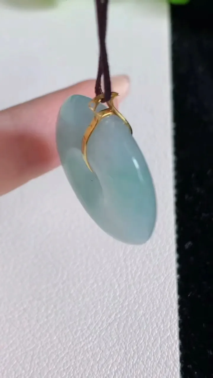 天然A货翡翠平安扣吊坠，尺寸25-9.4，重量:8.48g
6月24日