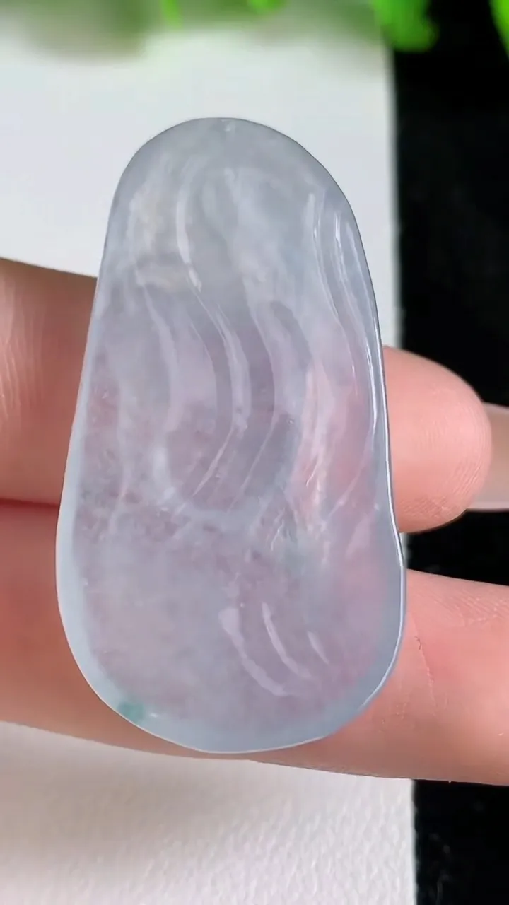 天然A货翡翠冰种飘花观音头吊坠，尺寸41.5-22-5.4，重量:10.21g
6月24日