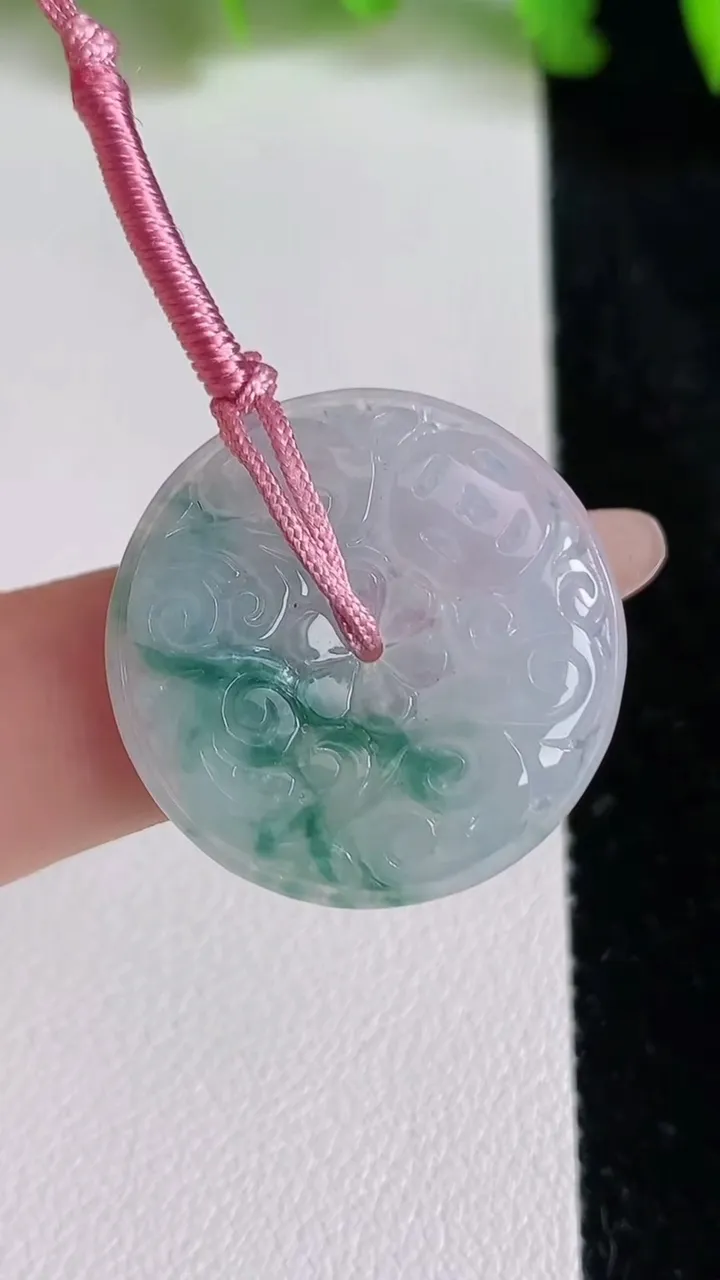 天然A货翡翠飘花雕花平安扣吊坠，尺寸24.5-4，重量:4.72g
6月24日