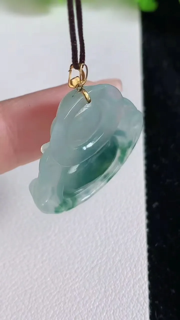 天然A货翡翠种飘花佛公吊坠，尺寸25.5-29.3-6，重量:6.64g
6月24日