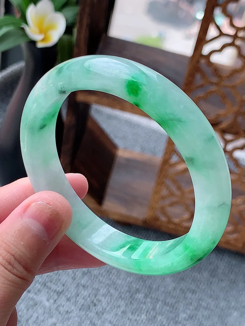 天然A货翡翠飘阳绿正装正圈手镯56-57圈口 尺寸55.6×11.5×8.2mm 重量50.85g 