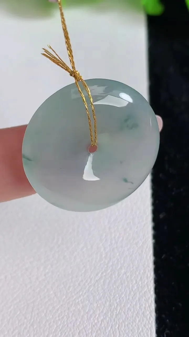 天然A货翡翠飘花平安扣吊坠，尺寸25.3-5，重量:6.35g
6月24日