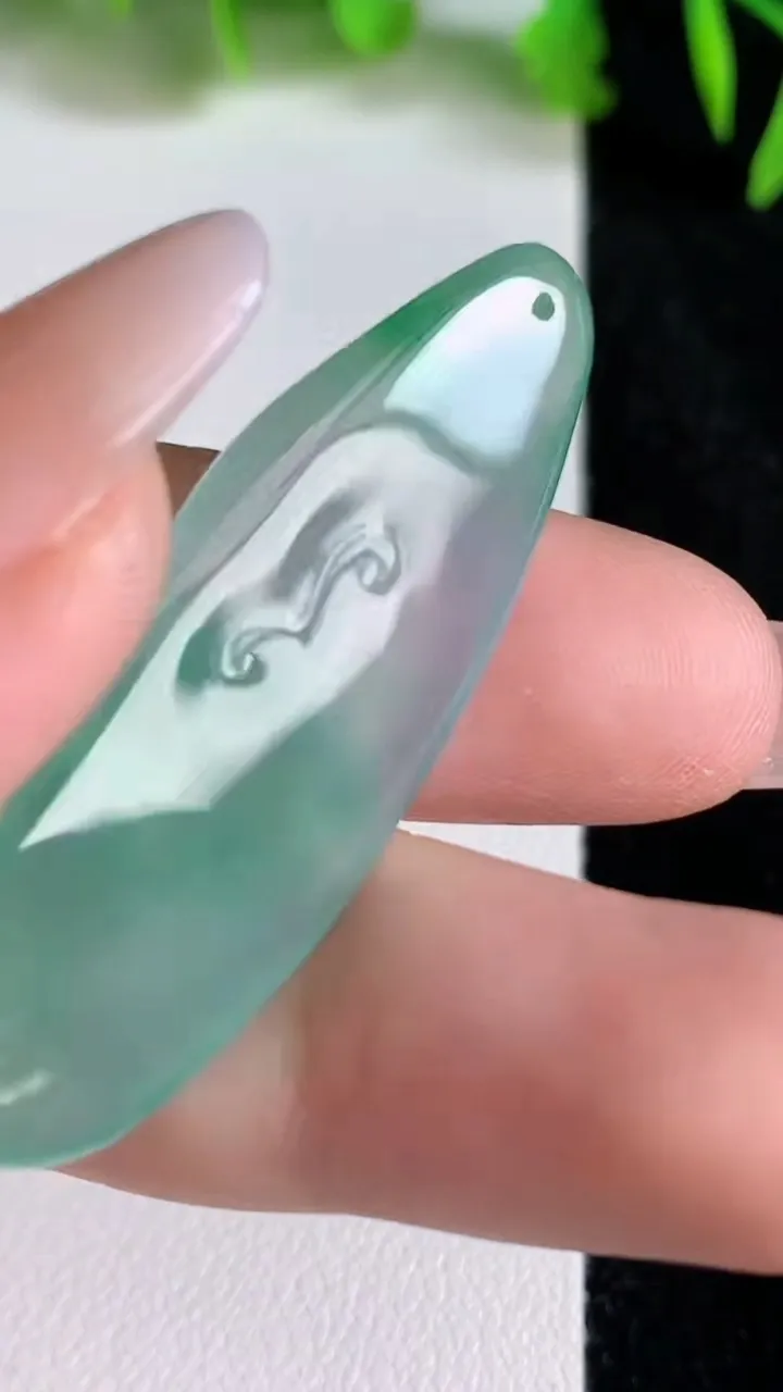 天然A货翡翠大势至观音菩萨吊坠，尺寸43.7-15.2-6.3，重量:8.03g
6月24日