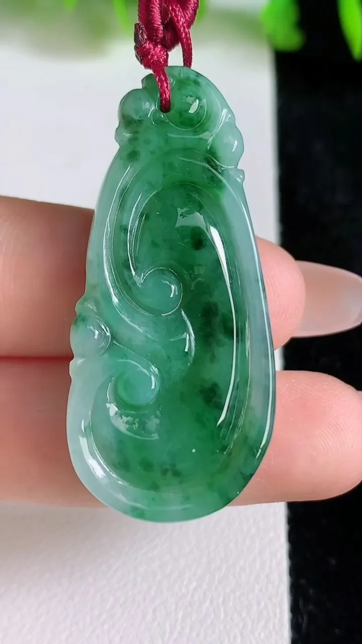 天然A货翡翠如意吊坠，尺寸41.4-19-7.2，重量:9.67g
6月24日
