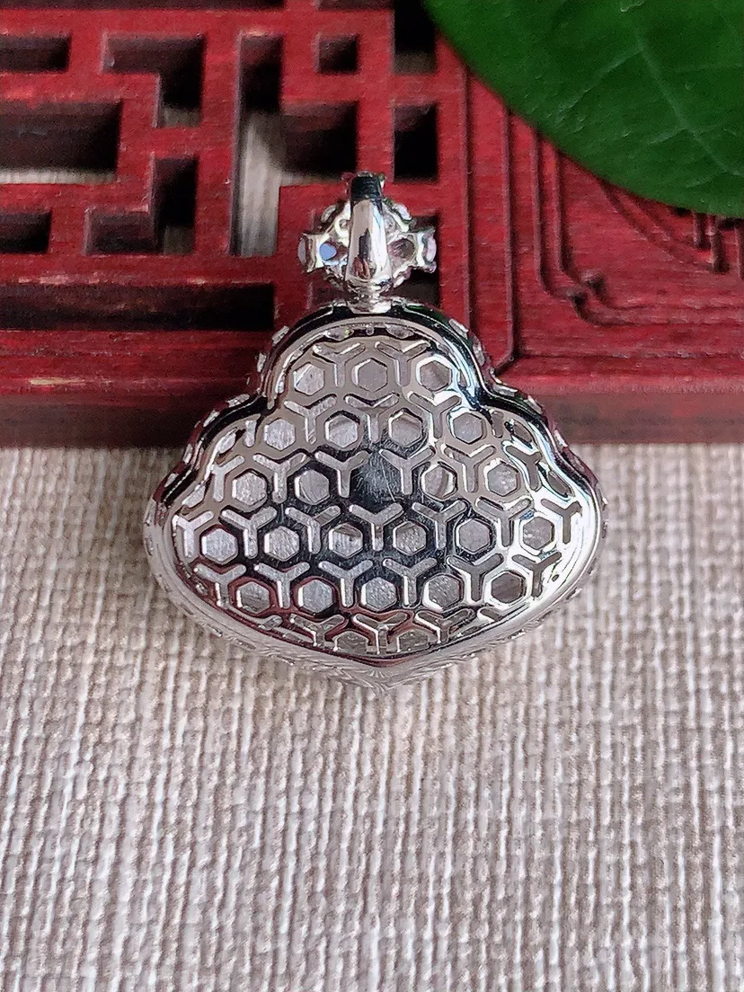 天然A货翡翠18K金伴阳绿佛公吊坠尺寸26×22.6×9.7裸石14.2×21m量5.26g 062
