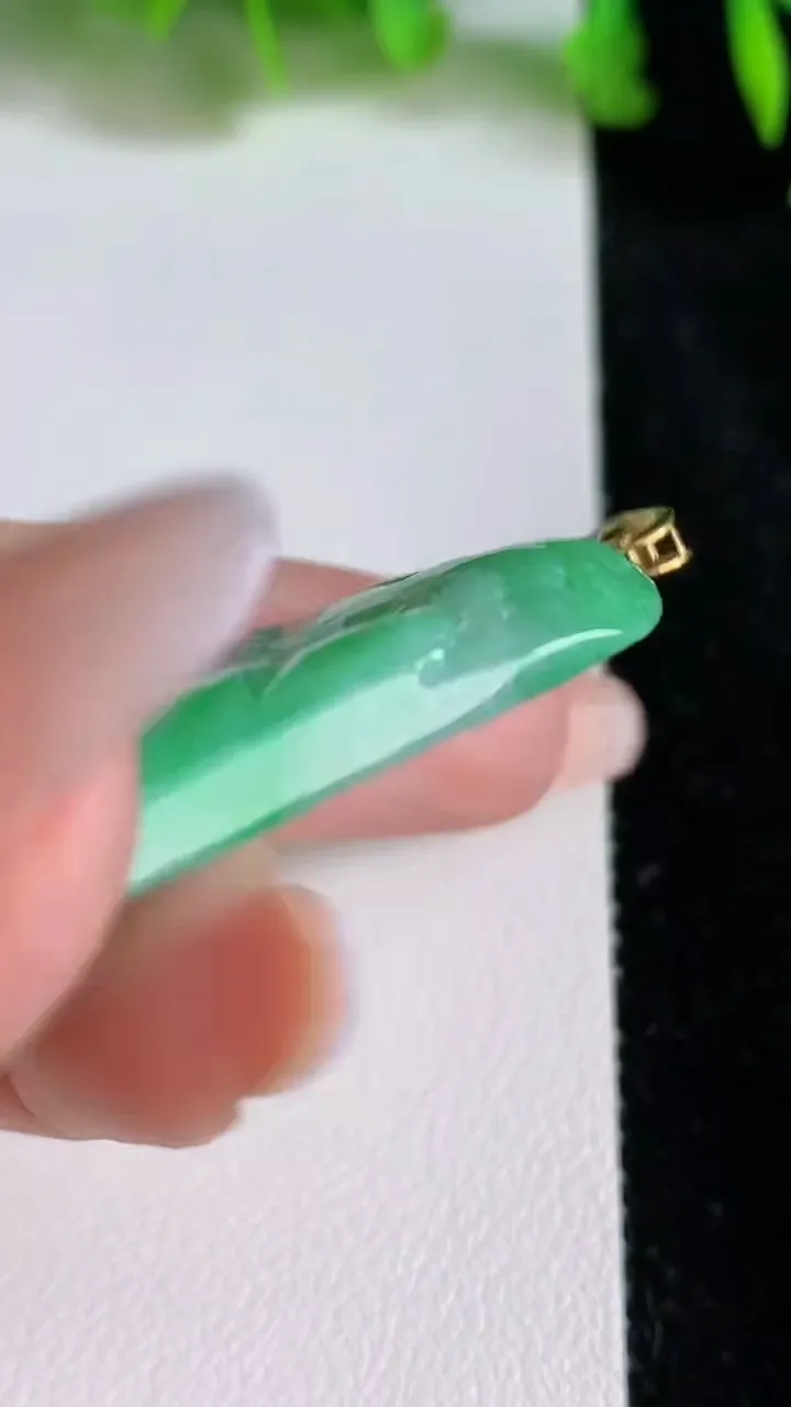 天然A货翡翠山水牌吊坠，尺寸39.8-25.6-6，重量:14.40g
6月24日