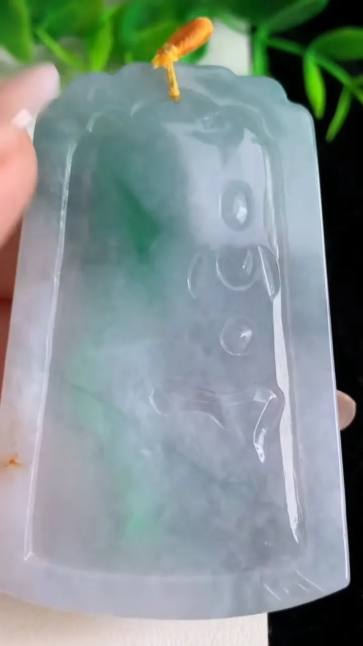 天然A货翡翠大势至观音菩萨吊坠，尺寸69-44.2-6.4，重量:41.76g
6月24日